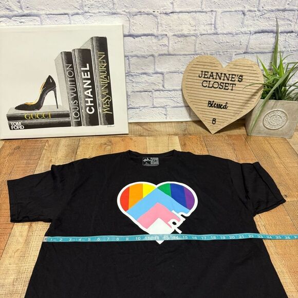 Pride ph target LGBTQ Adult Short Sleeve Rainbow Heart T-Shirt - Black
XL NWT - Picture 5 of 8